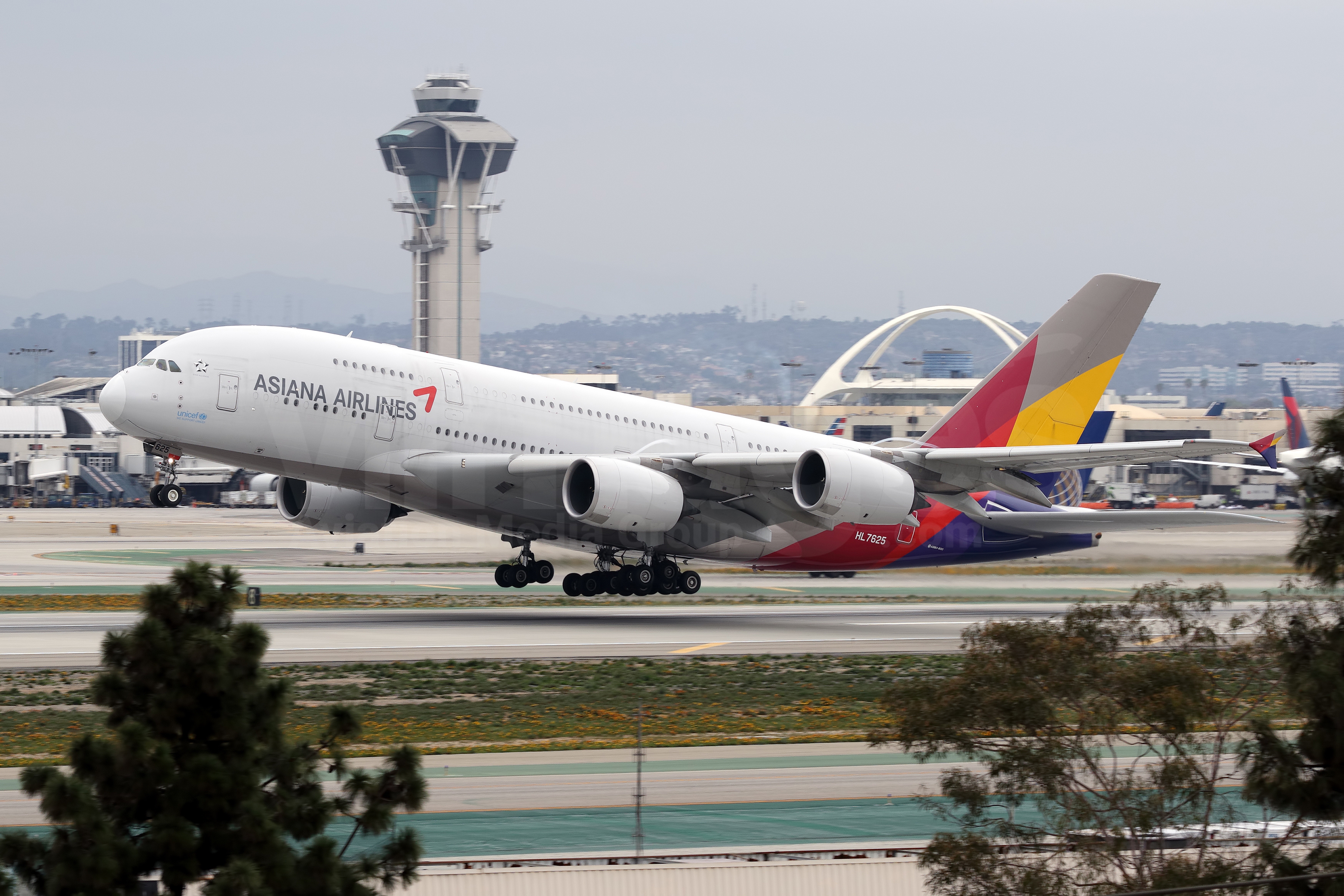 B c asia. Asiana Airlines самолеты. A380 Asiana Airlines. Airbus a380-841. Рейс 214 Asiana Airlines.