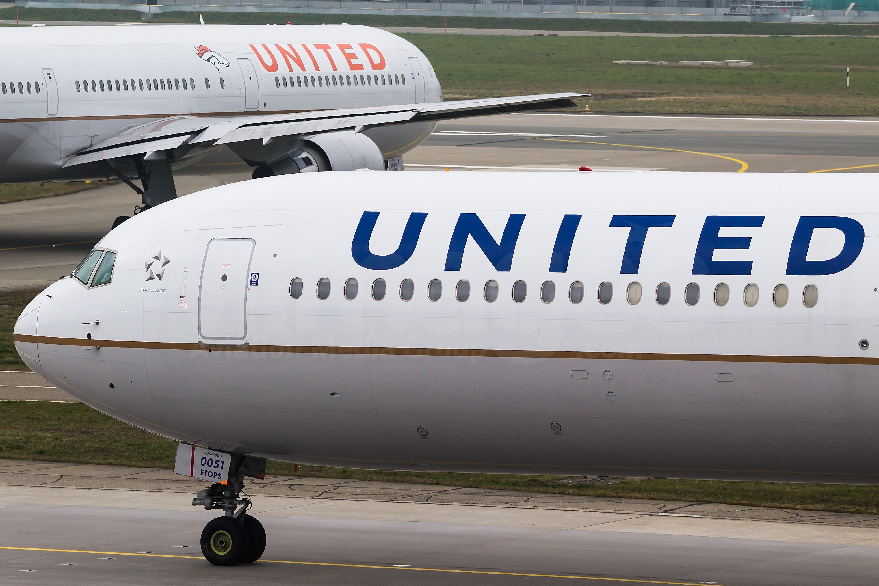 United Airlines Boeing 767 424 Er N V1images Aviation Media