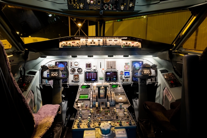 The flight deck of the Fokker F100. Image © v1images.com/Joel Baverstock